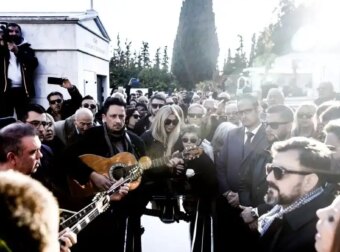«Αποχαιρέτησαν» την Καίτη Γκρέυ με το «Βουνό» και τα «Ξένα χέρια» – Η Αγγελική Ηλιάδη συγκινημένη στην κηδεία της