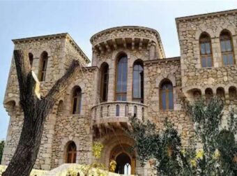 Αρνήθηκε τη χρηματική ευημερία γιατί δεν τον ολοκλήρωνε: Εξασημαντικός πάμπλουτος κροίσος, προσέφερε όλη του την περιουσία προς τιμήν της Παναγίας.