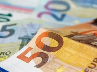 Απίστευτη ληστεία στον Βόλο: «Έκλεψε» 5.000 ευρώ από κομμωτήριο φίλης της και τα έκρυψε στο… εσώρουχό της.