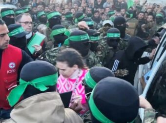 Ισραήλ: Η συγκινητική στιγμή που οι τρεις γυναίκες όμηροι της Χαμάς απελευθερώνονται από τον στρατό.