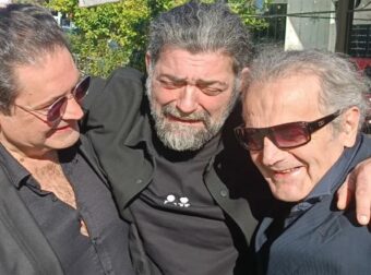 Κατέρρευσε ο Μιχάλης Ιατρόπουλος κατά το ετήσιο μνημόσυνο του Χάρη Κωστόπουλου.