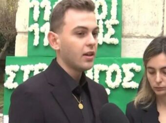 Το τελευταίο αντίο στον Μίμη Δομάζο: «Ραγίζουν» καρδιές τα εγγόνια του – «Ήταν ένας πολύ καλός παππούς»