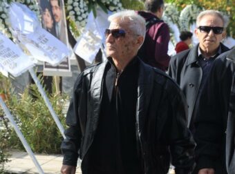 Κηδεία Καίτης Γκρέυ: Συντετριμμένος ο γιος της, Φίλιππος Ηλιάδης στο σπαρακτικό “αντίο”