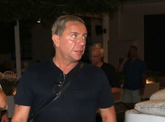 Γιώργος Μαζωνάκης: Ξεκίνησε τις βουτιές για το 2025 και είπε κι ένα τραγούδι