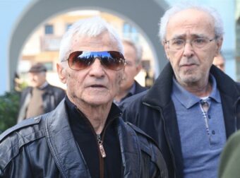Κηδεία Καίτης Γκρέυ: Το υπονοούμενο του γιου της για τη δικαστική διαμάχη και η απουσία της κόρης του
