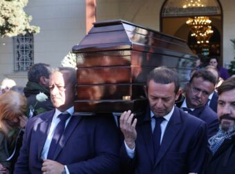 Κηδεία Καίτης Γκρέυ: Οδηγείται αυτή τη στιγμή στην τελική της κατοικία με συνοδεία από μπουζούκια