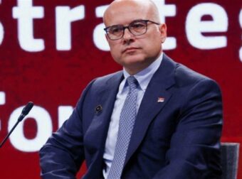 Μίλος Βούτσεβιτς: Ο λαϊκιστής ηγέτης της Σερβίας που έπεσε από την κοινωνική οργή για ένα κρατικό έγκλημα