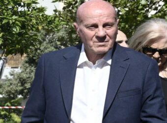 Μίμης Δομάζος: Συγκινούν οι κόρες του με ανάρτησή τους – «Σε περιμένουμε, η ζωή σου τώρα στα χέρια του Θεού»