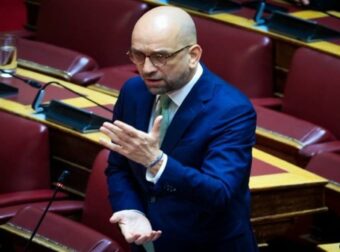 Στο νοσοκομείο εκτάκτως ο βουλευτής του ΣΥΡΙΖΑ, Κώστας Μπάρκας – Η αναφορά του στην ψήφο του για Πρόεδρο της Δημοκρατίας