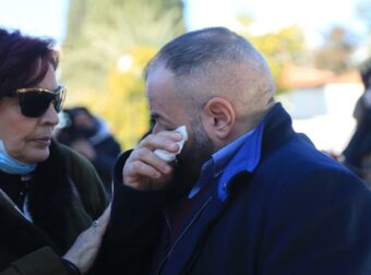 Κηδεία Καίτης Γκρέυ: Συγκινητική παρουσία ο Νίκος Νικόλιζας – «Είναι πολύ δύσκολο…»