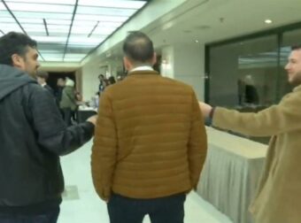 Πάνος Μουζουράκης: Μπήκε στις γυναικείες τουαλέτες για να αποφύγει να απαντήσει για το 2ο παιδί του