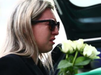 Θρήνος στην κηδεία του Μίμη Δομάζου: «Έκανες ξαφνική ντρίμπλα στρατηγέ» – Συγκλόνισε η κόρη του, Πόπη