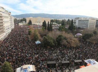 «Δεν έχω οξυγόνο»: Ανθρώπινη αλυσίδα στο Σύνταγμα για το δυστύχημα στα Τέμπη – Σε ισχύ κυκλοφοριακές ρυθμίσεις
