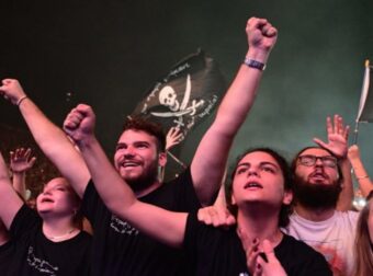 «Δεν έχω οξυγόνο»: Ξεσηκωμός σε όλη την Ελλάδα και συγκεντρώσεις για την τραγωδία των Τεμπών