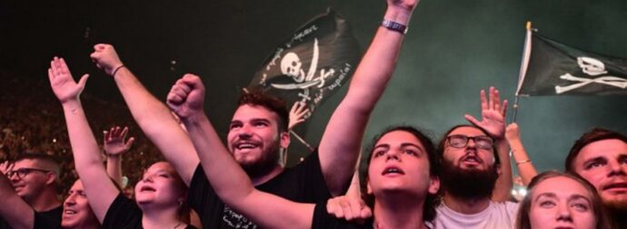 «Δεν έχω οξυγόνο»: Ξεσηκωμός σε όλη την Ελλάδα και συγκεντρώσεις για την τραγωδία των Τεμπών