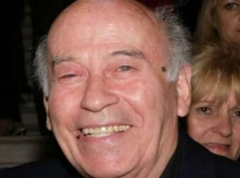 Η εντυπωσιακή ομοιότητα του Θανάση Βέγγου με το γιο του, Βασίλη – Ανακαλύψτε πώς είναι σήμερα (φωτογραφίες)