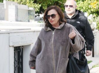 Κηδεία Καίτης Γκρέυ: Η Χάρις Αλεξίου την αποχαιρετά με τρεμάμενη φωνή – «Αθάνατη…»