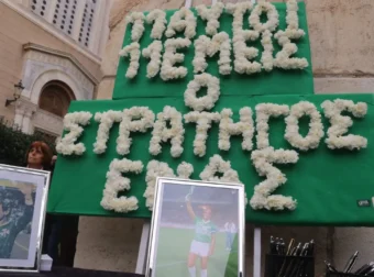 Κοσμοσυρροή στη Μητρόπολη για το ύστατο χαίρε στον Μίμη Δομάζο- «Αθάνατος» είπαν φίλοι και συγγενείς