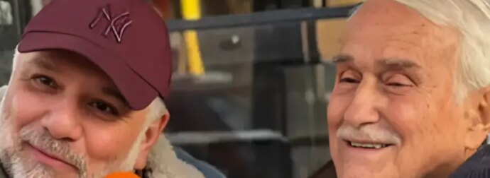 Γρηγόρης Αρναούτογλου: Συνδιάζει παρελθόν και παρόν με τον πατέρα του στα γυρίσματα του «The Roadshow» – Έρχεται σε εκπομπή του διατηρώντας την ίδια αίσθηση.