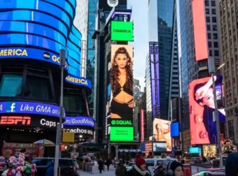Η Evangelia εμφανίστηκε στο Billboard του Spotify και έκανε την Times Square να χορέψει πεντοζάλι