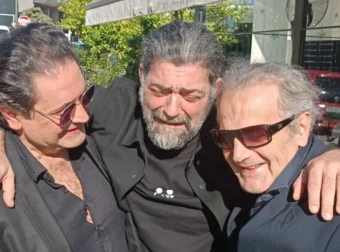 Συντετριμμένος ο Μιχάλης Ιατρόπουλος στο ετήσιο μνημόσυνο του Χάρη Κωστόπουλου.
