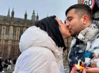 Super Κική: Γονάτισε και έκανε πρόταση γάμου στον σύντροφό της με φόντο το Μπιγκ Μπεν
