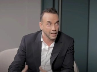 Λύγισε ο Πάνος Μουζουράκης: Ξαναγύρισα κι ενώ ήταν να «φύγει» ο μπαμπάς μου, ήταν σαν να περίμενε