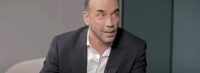 Λύγισε ο Πάνος Μουζουράκης: Ξαναγύρισα κι ενώ ήταν να «φύγει» ο μπαμπάς μου, ήταν σαν να περίμενε