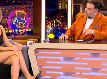 Ένα σταυροπόδι έβαλε… φωτιά στην εκπομπή του Γρηγόρη Αρναούτογλου – Ποια είναι η ξανθιά κουκλάρα που εντυπωσίασε τους τηλεθεατές