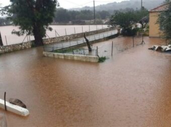 Σε επιφυλακή οι κάτοικοι στην Κεφαλονιά: «Είναι τρεις μέρες που δεν έχουμε ησυχάσει – Η ποσότητα του νερού είναι μεγάλη»