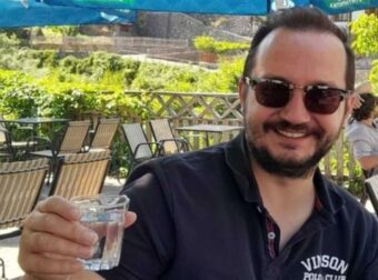 Βασίλης Καλογήρου: Αυτό ήταν το διαμέρισμα που ζούσε με τον πατέρα του στην Καστοριά – Ήταν σχολικός ψυχολόγος σε πέντε δημοτικά