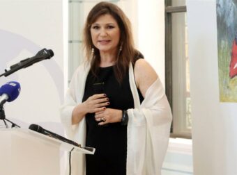 Ειρήνη Νικολοπούλου – Συγκινεί ο επικήδειος που εκφώνησε για την αδερφή της: «Θα την αφήσω εκεί, στις Σπέτσες…»