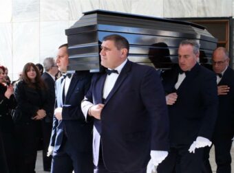 Το τελευταίο «αντίο» στον Δημήτρη Κολλάτο: Συγκινημένη η Πολύνα Γκιωνάκη