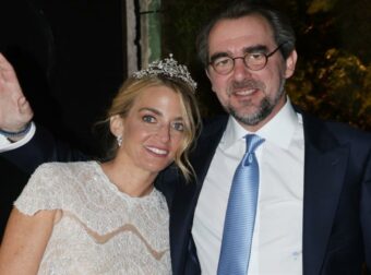 Νικόλαος Ντε Γκρες – Χρυσή Βαρδινογιάννη: Η ρομαντική λεπτομέρεια με την τσικουδιά και ο Κρητικός καλλιτέχνης που ξεσήκωσε τους καλεσμένους
