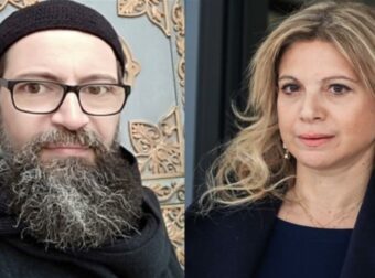 Νέο χυδαίο κρεσέντο ιερεά εναντίον Καρυστιανού: «Προκλητική και θρασύτατη ξανθιά, εδώ ο κόσμος χάνεται και η κυρία αυτή… χτενίζεται!»
