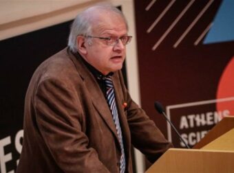 «Σφάζονται» οι σεισμολόγοι με φόντο τη Σαντορίνη: «Έπρεπε να παραιτηθείς με αξιοπρέπεια όταν συνταξιοδοτήθηκες»