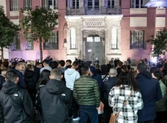 Ηράκλειο: Στη φυλακή δύο άτομα για τα επεισόδια έξω από τα δικαστήρια σχετικά με την κακοποίηση του 3χρονου Άγγελου