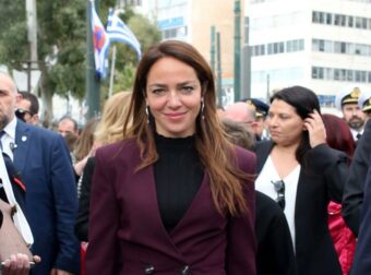 Δόμνα Μιχαηλίδου: Φάνηκε η κοιλίτσα της – Με κολλητό φόρεμα στην ολομέλεια της Βουλής