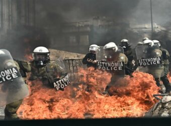 Επεισόδια στο Σύνταγμα: Εντοπίστηκε γυναίκα χωρίς αισθήσεις, αποσύρθηκαν στη Βουλή οι Εύζωνες!
