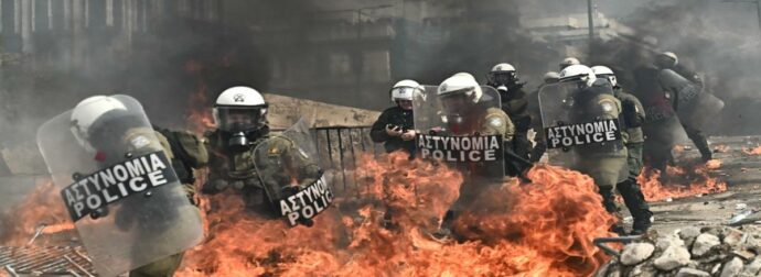Επεισόδια στο Σύνταγμα: Εντοπίστηκε γυναίκα χωρίς αισθήσεις, αποσύρθηκαν στη Βουλή οι Εύζωνες!