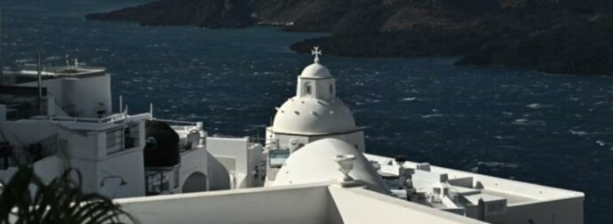 «Εδώ γεννήθηκα, εδώ θα πεθάνω»: Οι κάτοικοι της Σαντορίνης αντιστέκονται, παρά τις σεισμικές δονήσεις