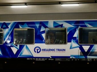 Τραγωδία στα Τέμπη: Η Hellenic Train χαρακτηρίζει «ατυχή σύμπτωση» την έκρηξη και την πυρκαγιά μετά τη σύγκρουση