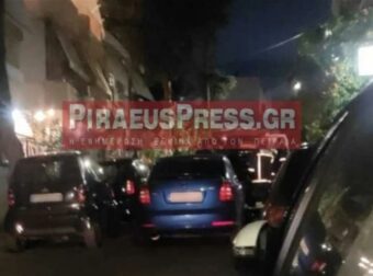 Συναγερμός στο Κερατσίνι: Άνδρας με μαχαίρι έχει ταμπουρωθεί σε σπίτι – Κρατάει όμηρους τη μητέρα και την αδερφή του
