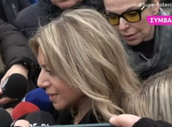 Βασίλης Καλογήρου: Συγκινημένη η Καρυστιανού στην κηδεία του – Η ερώτηση που αρνήθηκε να απαντήσει