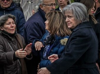 Βασίλης Καλογήρου: Ο λόγος που η μητέρα του υπαινίσσεται εγκληματική ενέργεια – Σχετίζεται με τα Τέμπη;