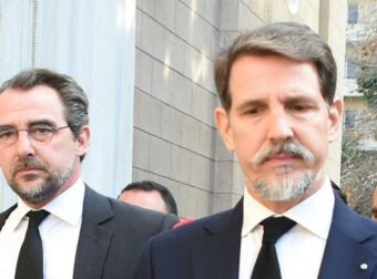 Ντε Γκρες: “Στα σκαριά” δικαστική διαμάχη για το επώνυμο της οικογένειας – Γιατί είναι αντισυνταγματική η χρήση του