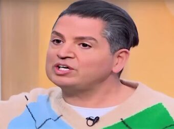 Γιάννης Πουλόπουλος: «Ο ιερέας απαίτησε να ξεβάψουν τα νύχια της μητέρας μου στην κηδεία του αδερφού μου»