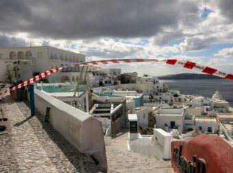 Σεισμοί στη Σαντορίνη: «Αυξημένη εδαφική παραμόρφωση του νησιού» είπαν οι σεισμολόγοι μετά τη σύσκεψη