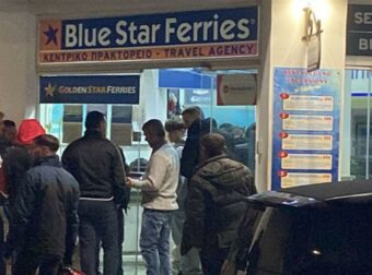 Όπου φύγει φύγει: Σε κατάσταση πανικού οι κάτοικοι της Σαντορίνης εγκαταλείπουν το νησί – Στα 200 ευρώ το εισιτήριο χωρίς επιστροφή