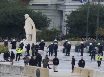 Επεισόδια στο Σύνταγμα μετά τη συγκέντρωση των Τεμπών: Μολότοφ, σπασμένα μάρμαρα και αποδοκιμασίες από τους διαδηλωτές